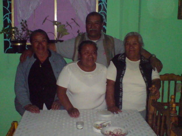 Sra. Alicia y sus hijos: Francisca, Adolfo y Paula